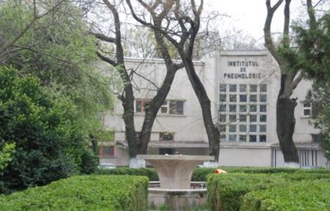 Protest in Capitala. Zeci de angajati ai Institutului de Pneumoftiziologie "Marius Nasta" s-au strans miercuri in curtea spitalului
