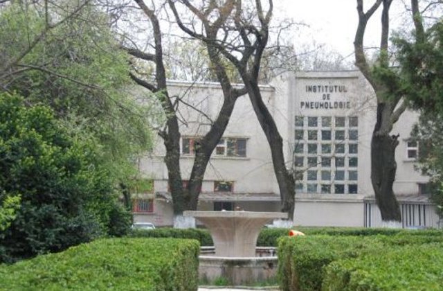 Protest in Capitala. Zeci de angajati ai Institutului de Pneumoftiziologie "Marius Nasta" s-au strans miercuri in curtea spitalului