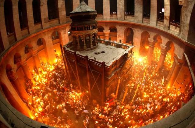 Sfanta Lumina de la Ierusalim va fi adusa sambata in Romania