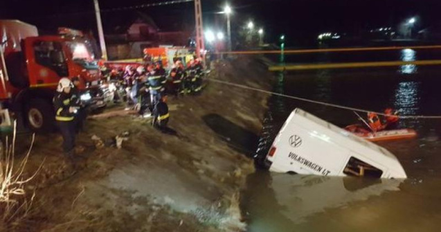 Un microbuz cu muncitori a cazut in raul Bistrita. 9 oameni au murit