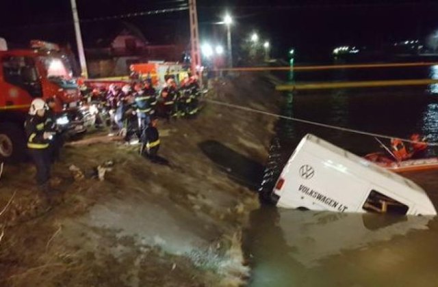 Un microbuz cu muncitori a cazut in raul Bistrita. 9 oameni au murit