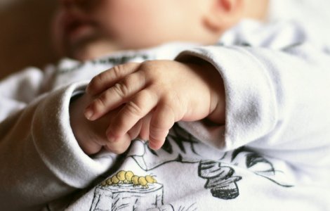 Trupul unui nou-nascut a fost gasit pe un camp din Manchester