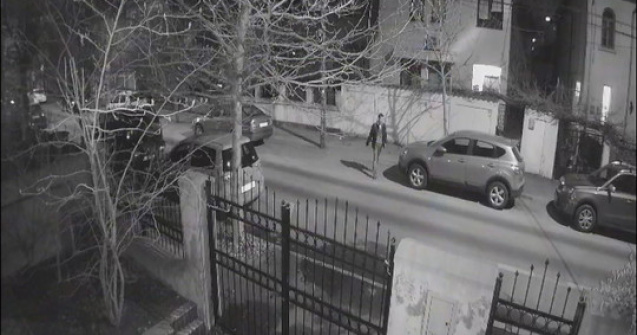 Primele imagini de pe camerele de supraveghere cu barbatul care a incendiat opt masini in Capitala