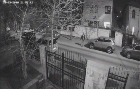 Primele imagini de pe camerele de supraveghere cu barbatul care a incendiat opt masini in Capitala