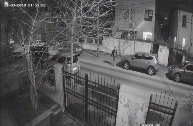 Primele imagini de pe camerele de supraveghere cu barbatul care a incendiat opt masini in Capitala
