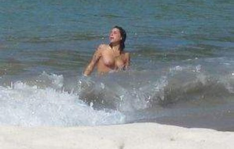 FOTO: Amy Winehouse, topless in mare