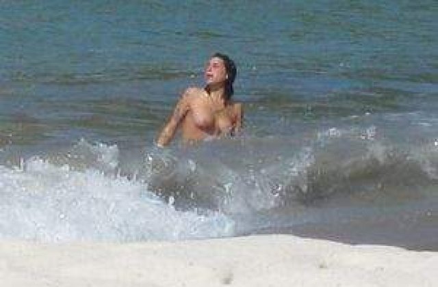 FOTO: Amy Winehouse, topless in mare