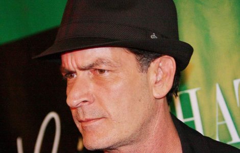 Charlie Sheen revine cu un nou show. Am zis SHOW!