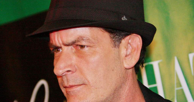 Charlie Sheen revine cu un nou show. Am zis SHOW!