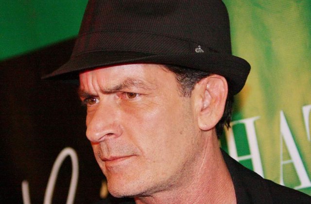 Charlie Sheen revine cu un nou show. Am zis SHOW!
