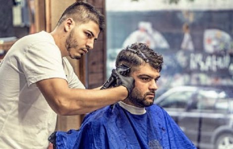 Un frizer a fost denuntat la Comisia pentru Drepturile Omului, dupa ce a refuzat sa tunda o fetita