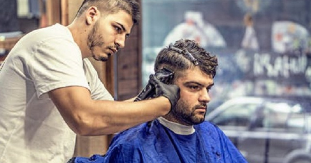 Motivul pentru care un frizer a refuzat sa tunda o fetita