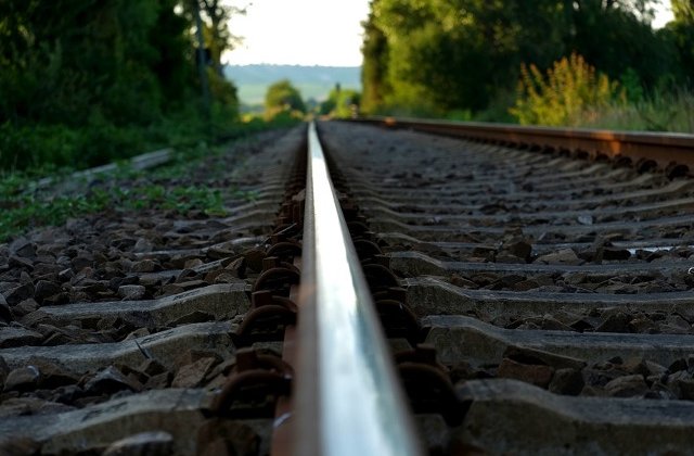 Un tren privat de calatori care circula pe ruta Timisoara - Resita a deraiat