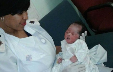 Bebelus, abandonat intr-o canalizare. O femeie l-a auzit plangand/ FOTO