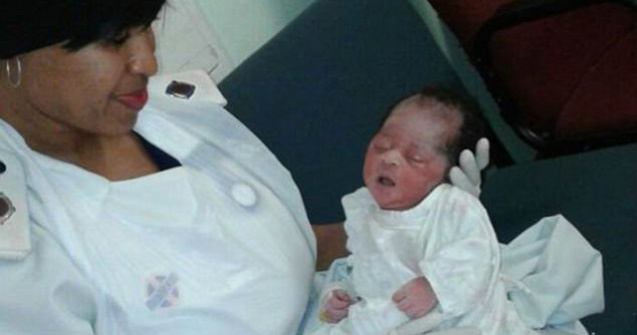 Bebelus, abandonat intr-o canalizare. O femeie l-a auzit plangand/ FOTO