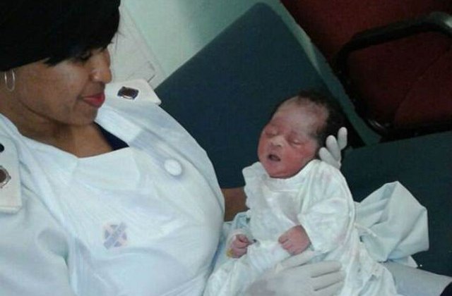 Bebelus, abandonat intr-o canalizare. O femeie l-a auzit plangand/ FOTO