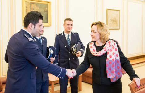 Carmen Dan ii recompenseaza pe politistii care l-au prins pe piromanul din Capitala