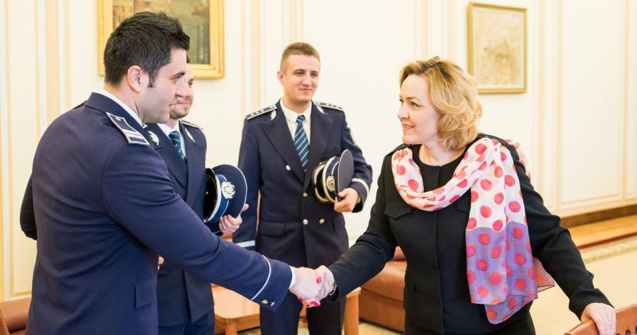 Carmen Dan ii recompenseaza pe politistii care l-au prins pe piromanul din Capitala