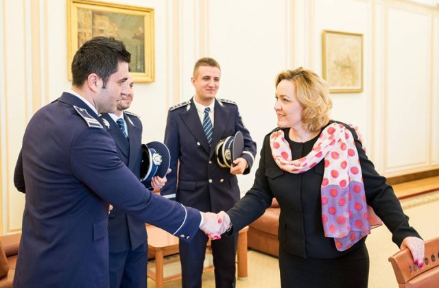 Carmen Dan ii recompenseaza pe politistii care l-au prins pe piromanul din Capitala