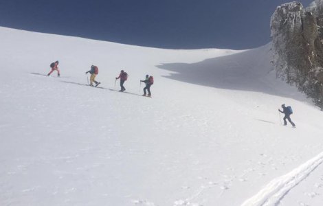 Trei turisti care s-au pierdut in Muntii Fagaras sunt cautati cu elicopterul de salvamontisti