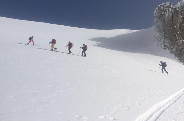 Trei turisti care s-au pierdut in Muntii Fagaras sunt cautati cu elicopterul de salvamontisti