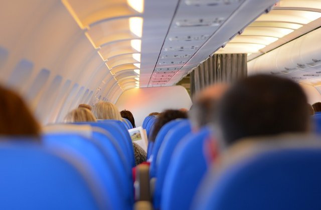 Un pasager, coborat cu forta dintr-un avion dupa ce s-a plans de prezenta tantarilor la bord / VIDEO