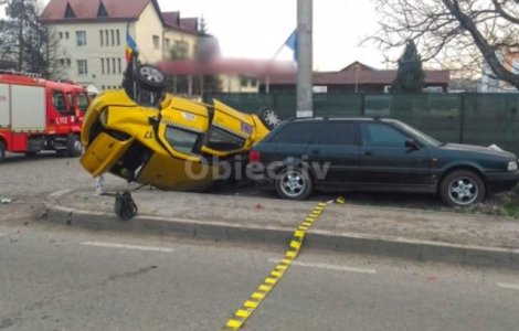 Un om a murit si alti patru au fost raniti, intr-un accident, in Suceava