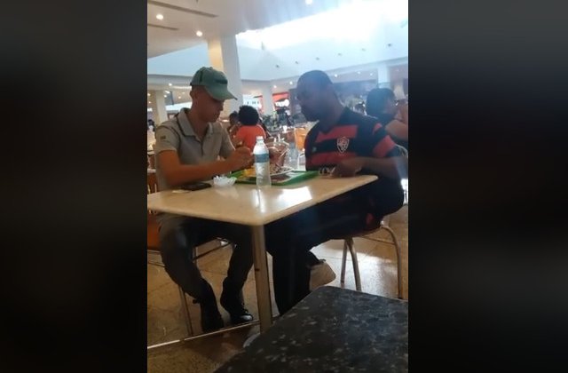 Gest emotionant intr-un fast-food din Brazilia. Un angajat ajuta un tanar cu dizabilitati sa manance/ VIDEO