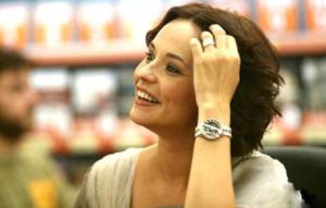 Andreea Marin a adunat vinul de pe mese