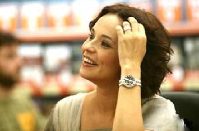 Andreea Marin a adunat vinul de pe mese