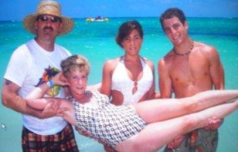  Top  Top 10: Cele mai ciudate poze de familie