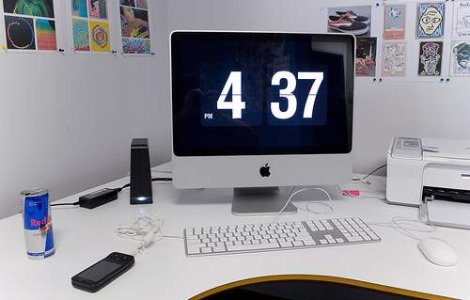 Sapte din zece romani stau zilnic peste program