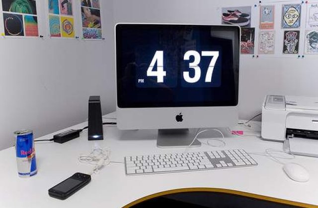 Sapte din zece romani stau zilnic peste program