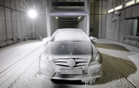 Mercedes isi chinuie masinile intr-un nou tunel climatic