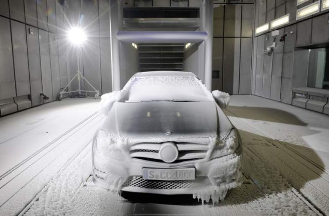 Mercedes isi chinuie masinile intr-un nou tunel climatic