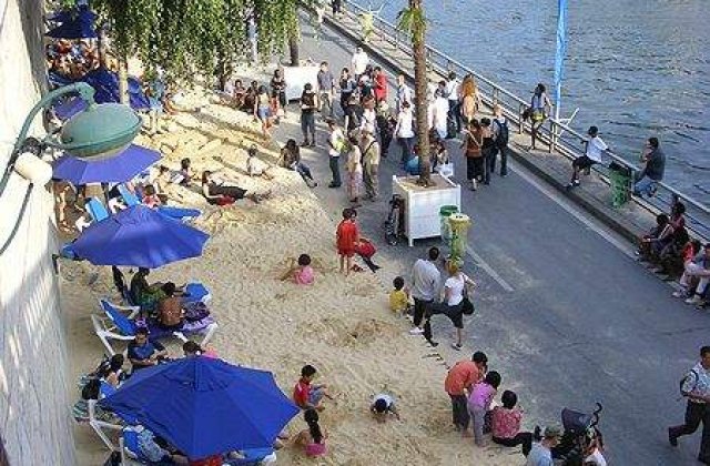 Plaja ca pe Sena, cu nisip, in Bucuresti