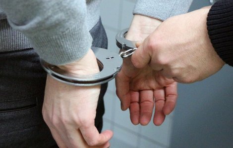 Un barbat a falsificat semnatura sotiei bolnave de cancer, pentru a divorta