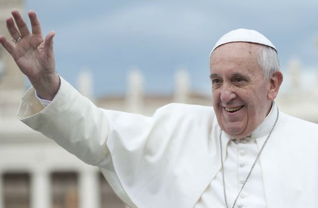 Papa Francisc a binecuvantat o masina de curse / VIDEO