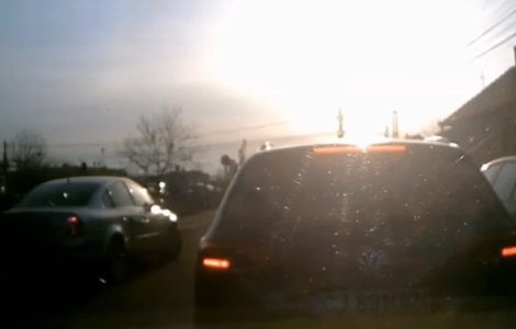 Lectia primita de un sofer care a incercat sa depaseasca coloana de masini / VIDEO