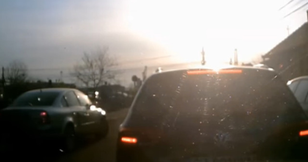 Lectia primita de un sofer care a incercat sa depaseasca coloana de masini / VIDEO