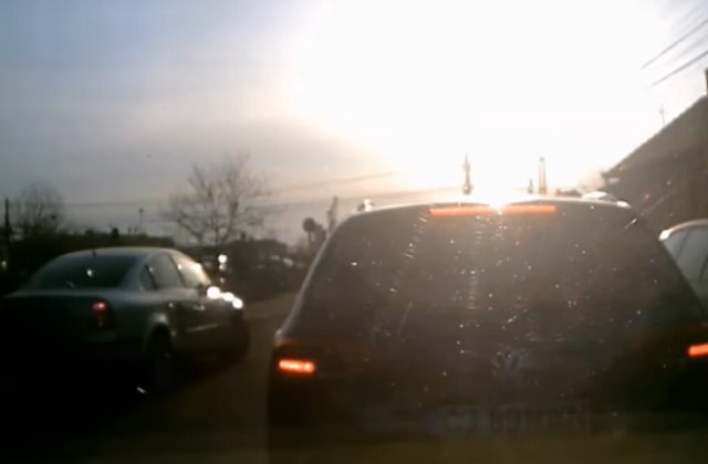 Lectia primita de un sofer care a incercat sa depaseasca coloana de masini / VIDEO