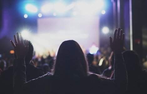 O cantareata insarcinata in luna a sasea a fost impuscata mortal in timpul unui concert/ VIDEO