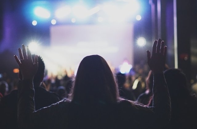 O cantareata insarcinata in luna a sasea a fost impuscata mortal in timpul unui concert/ VIDEO