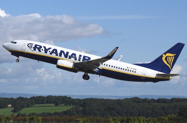 Un roman a incercat sa deschida usa avionului inainte de aterizare