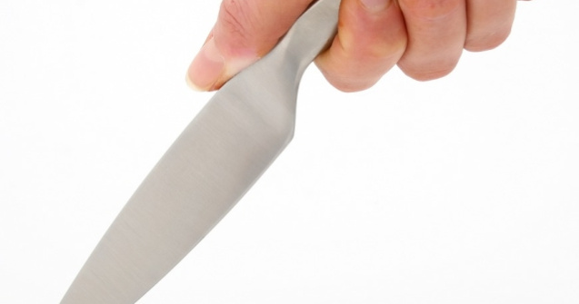 Un barbat a incercat sa se sinucida dupa ce a dat foc casei, si-a injunghiat mama si vecina