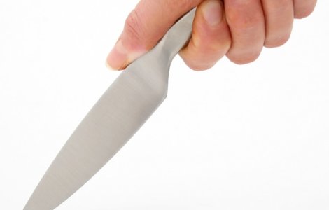 Un barbat a incercat sa se sinucida dupa ce a dat foc casei, si-a injunghiat mama si vecina