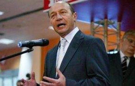 Basescu: Programele din armata trebuie continuate chiar si in perioada de criza economica