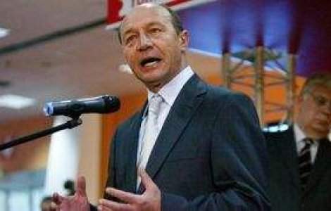 Basescu: Programele din armata trebuie continuate chiar si in perioada de criza economica