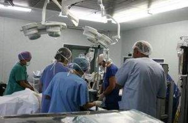 Criza financiara i-ar putea determina pe medicii buni sa plece din tara