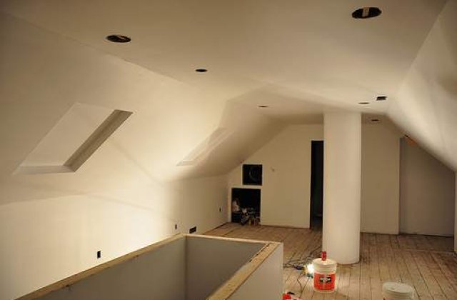 Vrei sa locuiesti la mansarda? Afla cat costa